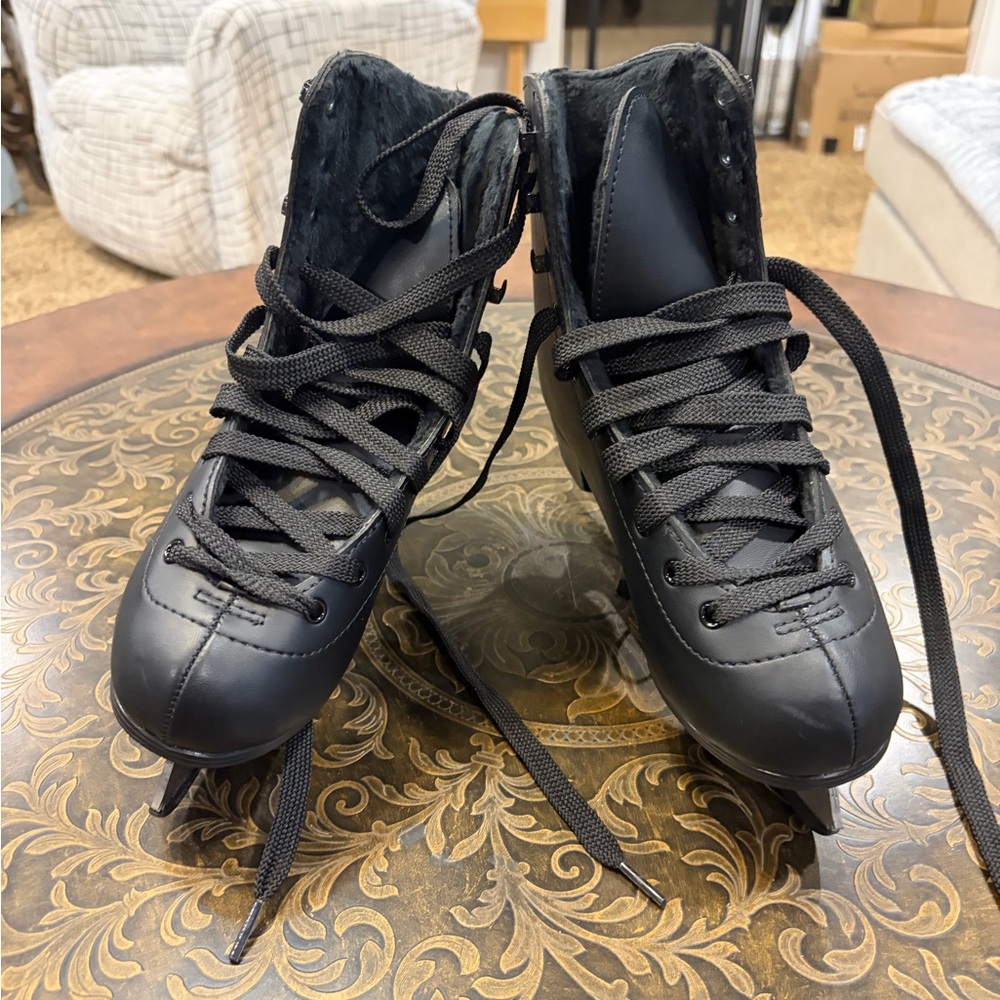 AhmyLion. Figure skates for beginners. (Size up 1 size) - Picture 8 of 11